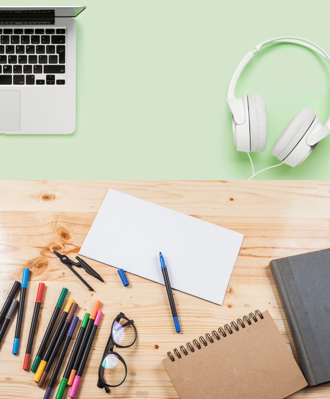 Online Therapie, Laptop und Kopfhörer, Stifte und Papier