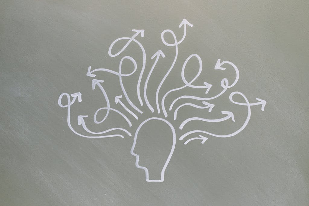 Kopf hat sehr viele Gedanken mit Pfeilen