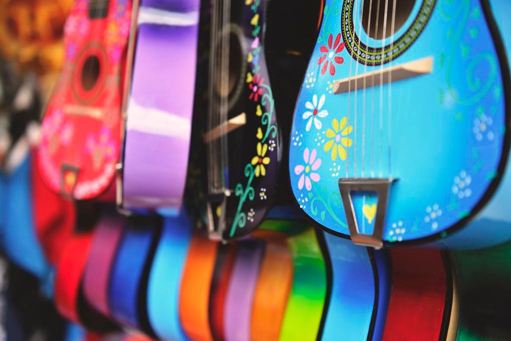 bunte Gitarre mit Mustern. Symbol für aktive Methode der Musiktherapie